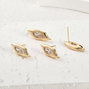 Macrodetail van 18k vergulde marquise zirkoon oorknopjes met kleine ophanglussen voor diy