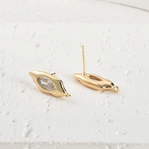 Detail van 18k vergulde marquise zirkoon oorsteker met lus voor DIY-sieraden