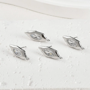 Macro-opname van vier 18k vergulde marquise zirkoon oorknopjes voor DIY-sieraden maken