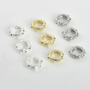 Cuentas espaciadoras cuadradas huecas bañadas en oro 14k con circón verde para joyas