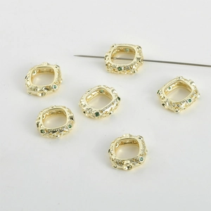 Cuentas cuadradas huecas bañadas en oro 14k con piedras verdes para crear joyería