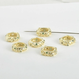 Detalle de cuentas espaciadoras cuadradas vintage bañadas en oro 14k con circón verde