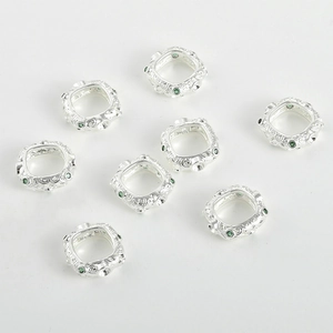 Detalle de cuentas espaciadoras cuadradas chapadas en oro 14k con circonita verde