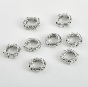 Vista macro de cuentas espaciadoras cuadradas huecas de oro de 14k con circonitas
