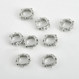 Vista de cuentas cuadradas huecas de plata vintage con piedras verdes para creación de joyas