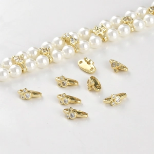 Makroaufnahme von 14k vergoldeten Mickey-Spacern mit Zirkonia für DIY-Schmuckherstellung