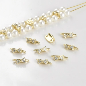 Nahaufnahme von 14k vergoldeter Schleifenperle mit Zirkon für DIY-Schmuckherstellung