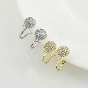 Orecchini a clip con sfera di zirconi in oro e argento per lobi senza buco eleganti