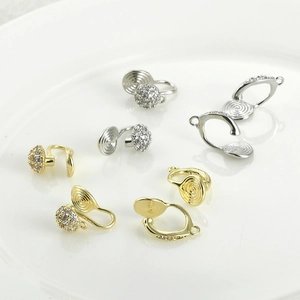 Dettaglio di clip per orecchini in zircone placcato oro 14K e parti per gioielli fai da te