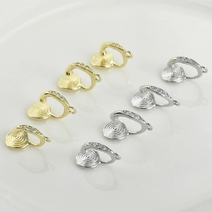 Dettaglio di clip per orecchini placcati in oro 14k e argento con intarsio di zirconi