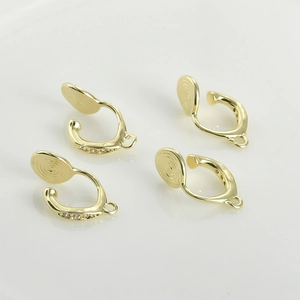 Dettaglio di quattro clip per orecchini placcati in oro 14k con micro-intarsio di zircone