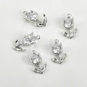 Dettaglio di cinque ciondoli a tulipano in argento con zirconi per la creazione di gioielli