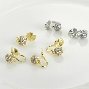 Dettaglio di clip per orecchini placcati in oro e argento con pavé di zirconi lucidi