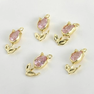 Dettaglio di cinque ciondoli a forma di tulipano in oro 14k con zircone rosa per gioielli