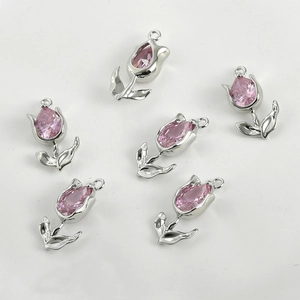 Dettaglio di ciondoli a tulipano con zirconi rosa e anelli in metallo argento per gioielli DIY