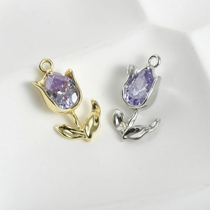 Dettaglio di ciondoli a tulipano con zircone viola placcati in oro e argento fini