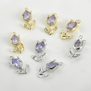 Dettaglio di ciondoli a tulipano placcati oro 14k con zircone viola per gioielli fai da te