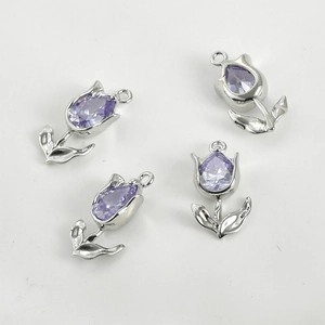 Dettaglio del ciondolo a tulipano in argento con cristalli viola per gioielli fai-da-te
