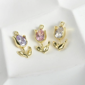 Dettaglio dei ciondoli a tulipano con zirconi viola e rosa con placcatura in oro