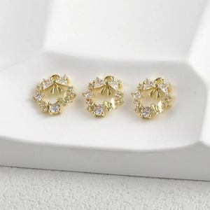 Nahaufnahme von 14k vergoldeten Kranzanhängern mit Zirkon-Schleife und Schmetterling