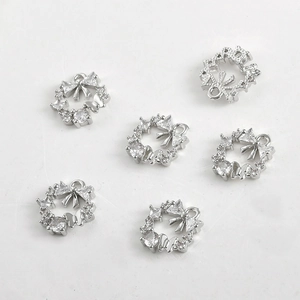 Details von silbernen Schleifenkranz-Anhängern mit Zirkonia für DIY-Schmuck