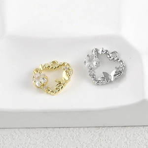 Makroaufnahme von 14k vergoldetem Herzanhänger mit Zirkonia-Akzenten und Kordel-Details