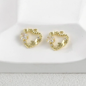 Detailansicht von 14k vergoldeten Herzanhängern mit Schleife und Zirkonia DIY-Zubehör