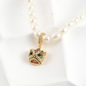 Exquisito collar con colgante de león danzante de oro de 18k con diamantes y perlas