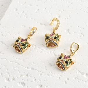 Exquisitos colgantes de danza del león chino chapados en oro 18k con circonitas