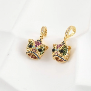 Detalle macro de colgantes danza del león en oro de 18k con circonitas de colores