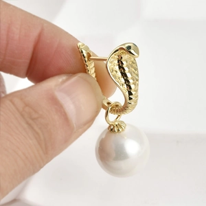Boucle d'oreille cobra plaquée or 14k avec gemme verte et perle blanche élégante