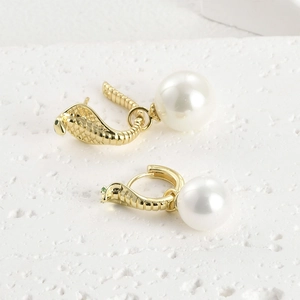 Boucles d'oreilles serpent dorées à l'or 14 carats avec perles blanches élégantes