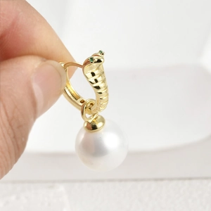 Boucles d'oreilles cobra plaquées or 14 carats avec perles blanches et yeux gemmes verts