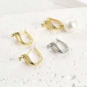 Vue détaillée des boucles d'oreilles cobra en plaqué or 14 carats avec perle