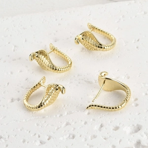 Détails des boucles d'oreilles cobra en plaqué or 14 carats avec écailles et yeux noirs