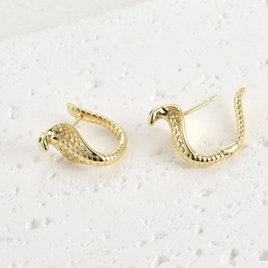 Boucles d'oreilles créoles serpent cobra plaquées or 14k avec texture d'écailles