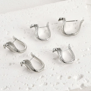 Vue macro de boucles d'oreilles cobra montrant la texture des ecailles sur pierre