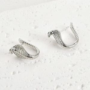 Vue détaillée des boucles d'oreilles cobra en argent avec textures d'écailles réalistes