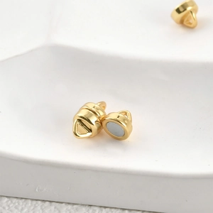 Dettaglio macro della chiusura magnetica piatta placcata oro 14K per collane e bracciali