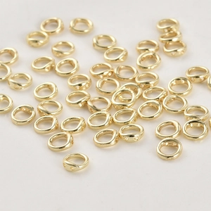 Makroaufnahme von 14k vergoldeten Doppel-Loch-Verbindern für DIY-Schmuck