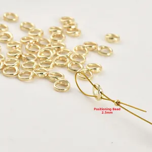 Makroaufnahme von 2,5mm Gold-Quetschperlen für Schmuckherstellung und Abschluss