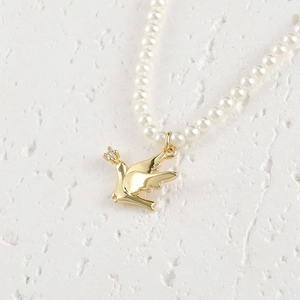 Élégant collier avec pendentif oiseau plaqué or 14k, perles et détails en zircon brillant