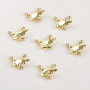 Vue détaillée de breloques oiseaux dorées 14 carats avec zircons pour bijoux DIY