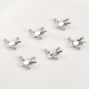 Détail de six pendentifs oiseaux argentés avec zircon pour la création de bijoux DIY