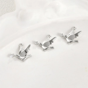 Détail de pendentifs oiseau avec incrustation de zircon pour colliers et bijoux DIY