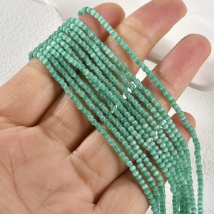 Makroaufnahme von 2mm mintgrünen Katzenaugen-Perlen für DIY-Schmuck und Handarbeiten