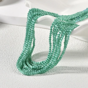 Nahaufnahme von 2mm grünen Katzenaugen-Perlen für DIY-Schmuck und Halsketten