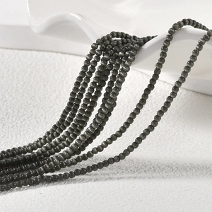 Detailansicht grauer 2mm Katzenauge-Perlen für DIY-Schmuck mit glänzendem Finish