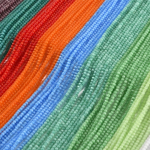 Detaillierte Nahaufnahme bunter Katzenaugen-Perlen für DIY-Schmuck und Bastelarbeiten
