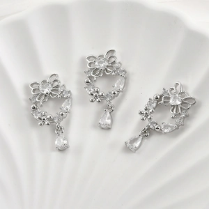 Makro-Detail von 14k vergoldetem Herz-Anhänger mit glitzernden Zirkoniasteinen